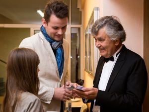 Random conversations and autographs after the concert. Photo by Andrzej Solnica.